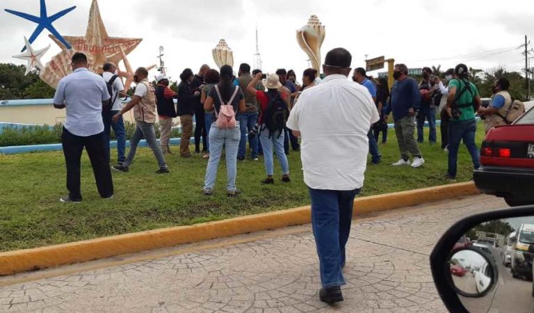 Periodistas protestan en Cancún por represión de policías contra manifestantes feministas