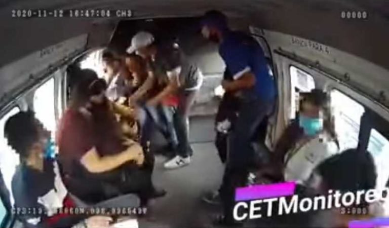 ‘Sin miedo y en corto, ya valieron’: asaltan combi en Nezahualcóyotl | VIDEO