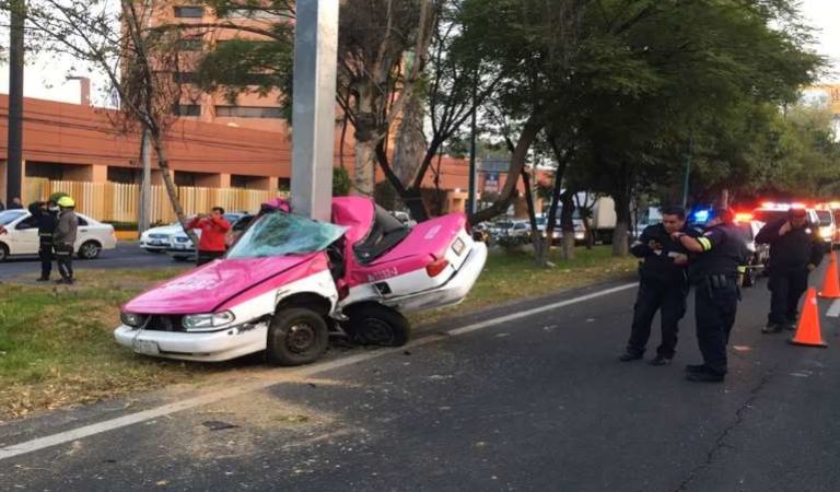 Taxi quedó partido a la mitad tras chocar contra poste; muere conductor