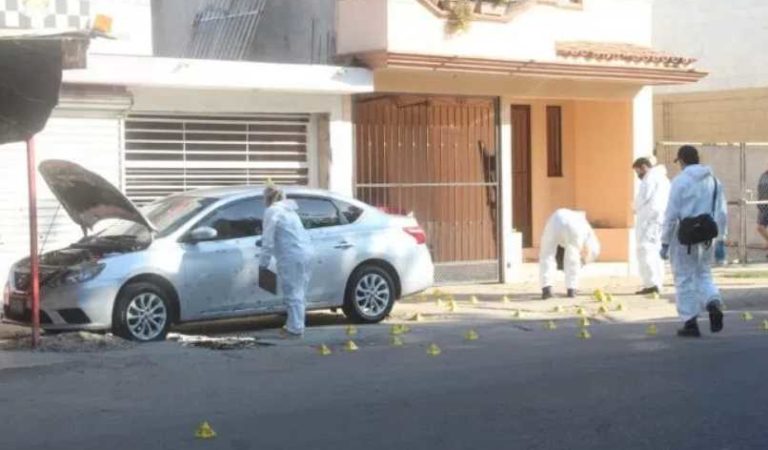 Sicarios ejecutan con más de 100 balazos a jefe policiaco en Culiacán