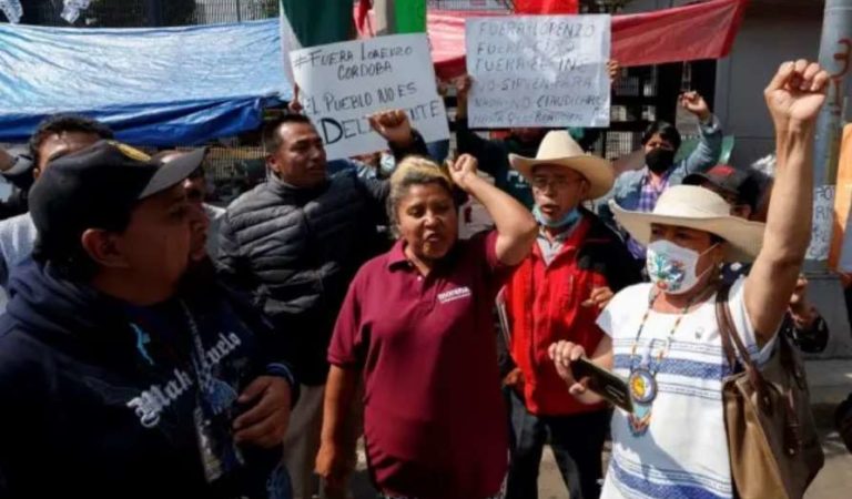 Simpatizantes de AMLO protestan y exigen la renuncia de Lorenzo Córdova