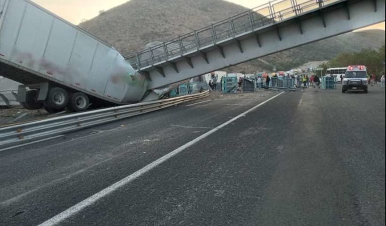 Tráileres son aplastados por puente peatonal, colapsó en autopista Querétaro-San Luis Potosí