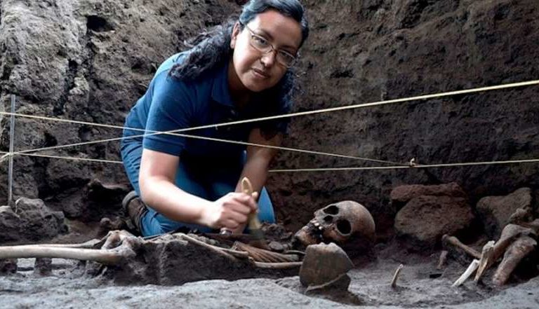 Arqueólogos hallan 17 entierros prehispánicos en zona de Xochimilco