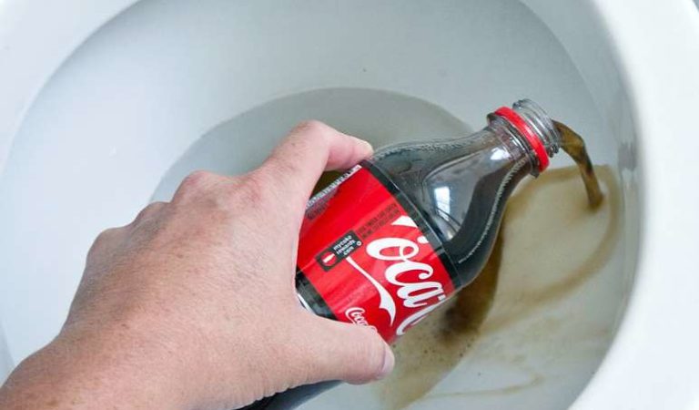 Así puedes limpiar y destapar el baño con Coca Cola