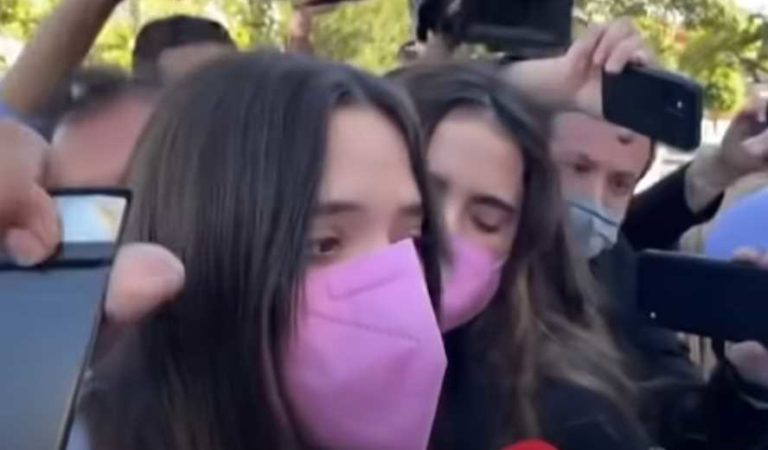 Las nietas de Vicente Fernández devastadas llegan al hospital | VIDEO
